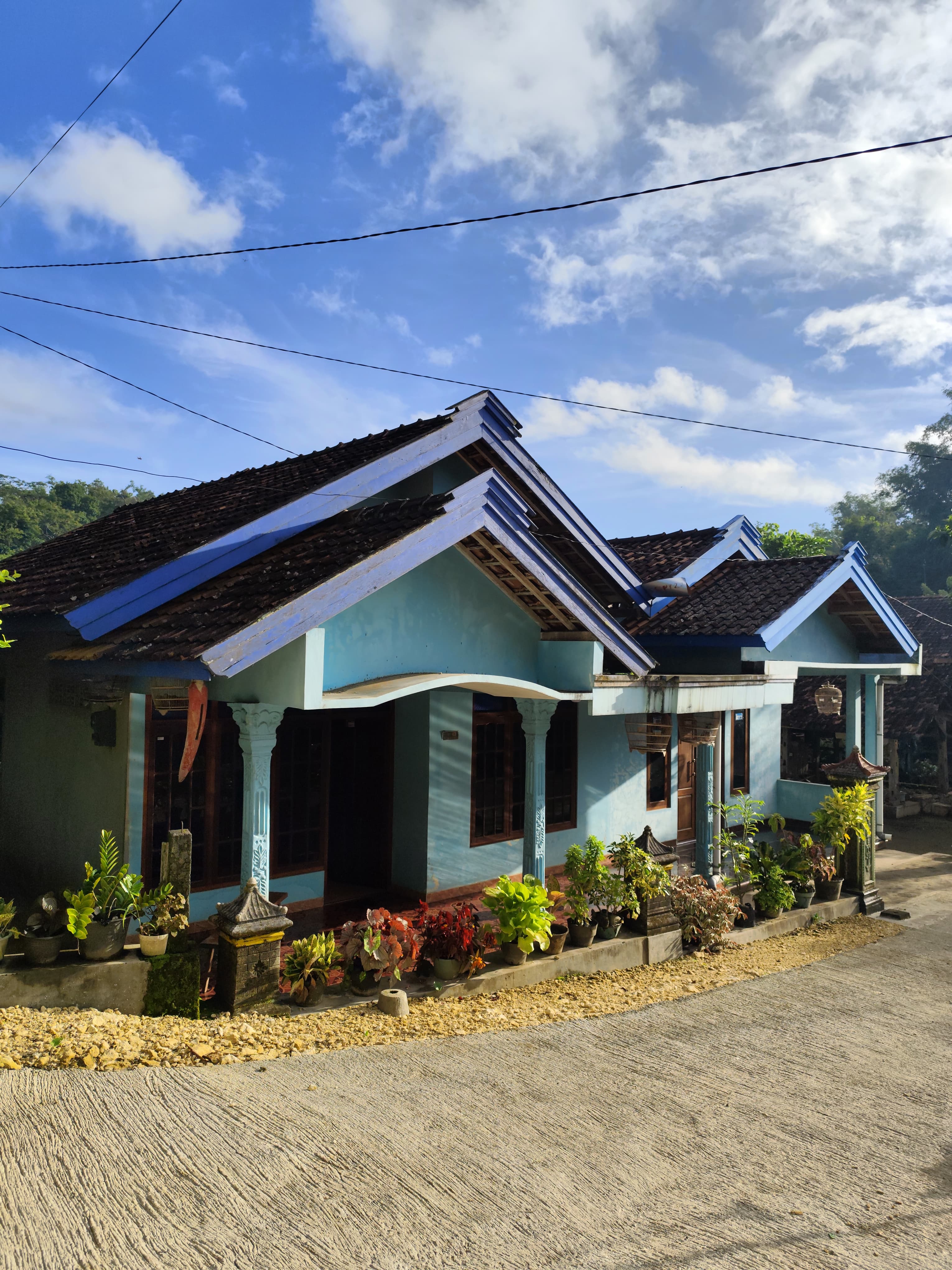 Rumah Dukuh Padukuhan Bolang terletak di sebelah utara Balai Padukuhan, tepatnya di RT-02, RW-06.