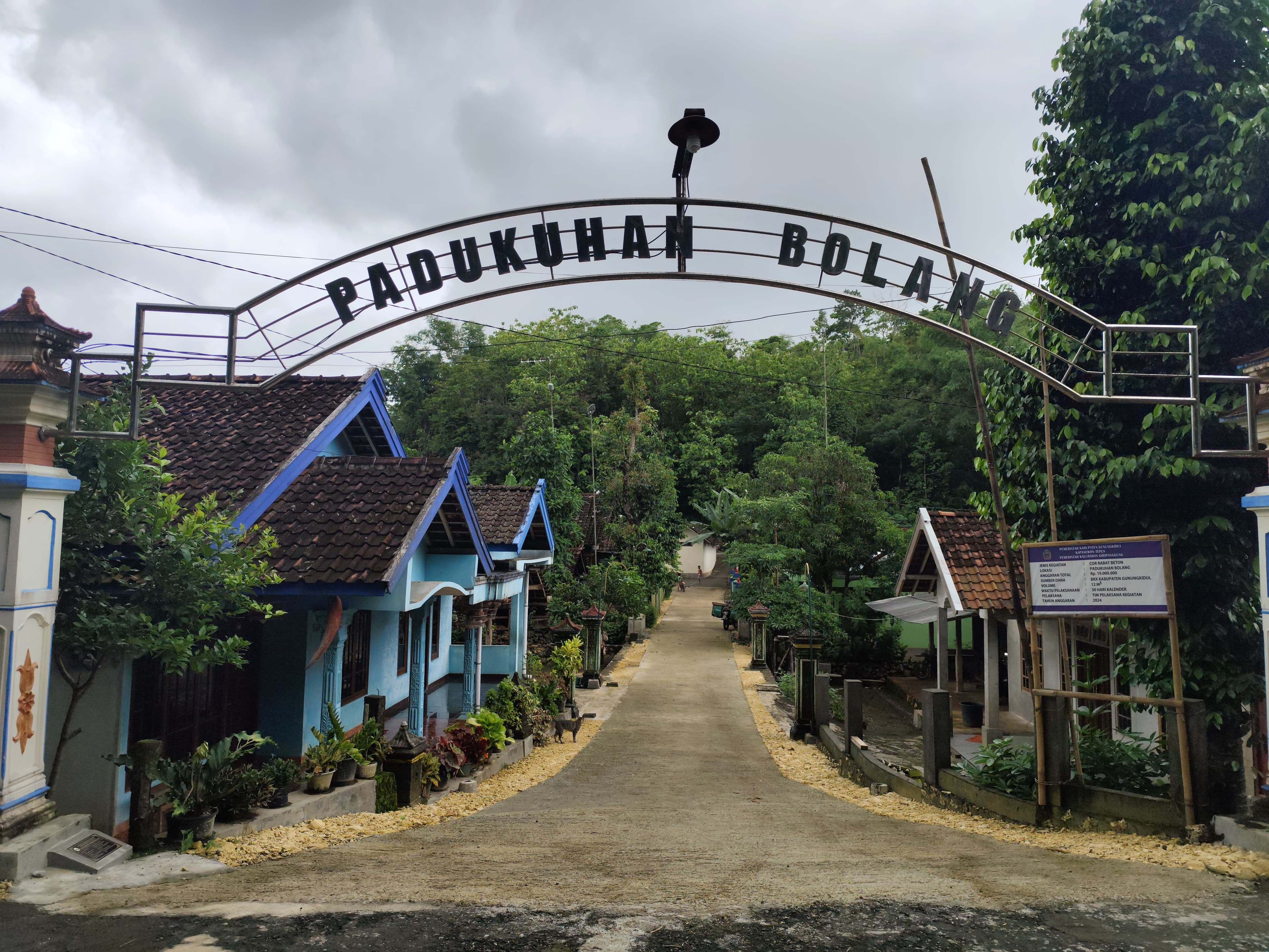 Padukuhan Bolang terletak di Kalurahan Giripanggung, Kapanewon Tepus, Kabupaten Gunung Kidul, Daerah Istimewa Yogyakarta.